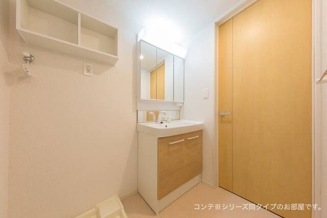 洗面設備　明るい洗面所です