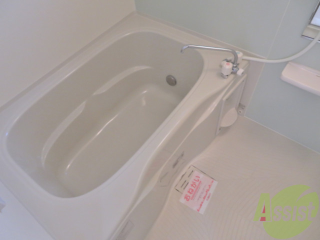 バス・シャワールーム　こちらのお風呂で１日の疲れをとってください。