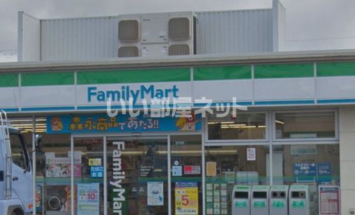 コンビニ　ファミリーマート美原大饗店（コンビニ）まで135m