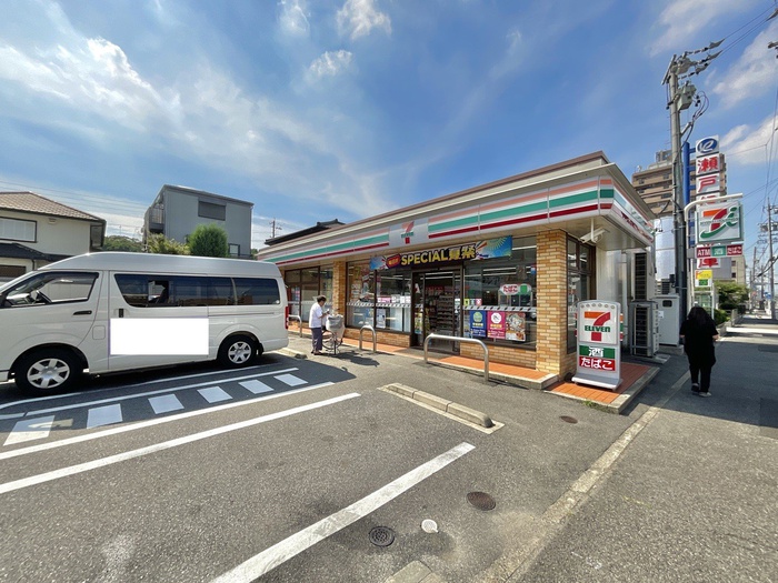 コンビニ　ドラッグストア（コンビニ）まで550m