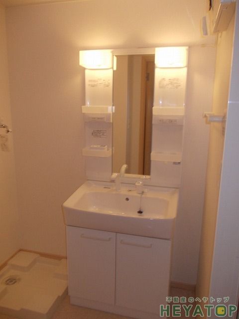 洗面設備　忙しい朝の支度に便利なシャワー付き洗面化粧台（同仕様写真）