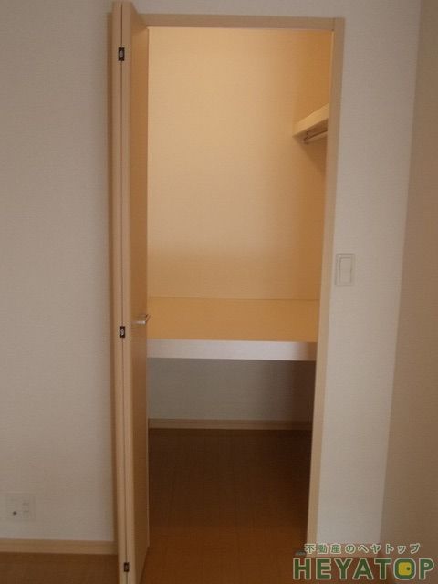 収納　たっぷりと収納できるウォークインクローゼット（同仕様写真）