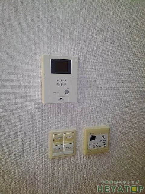 セキュリティ　不意の訪問もモニター付きドアホンで安心確認（同仕様写真）