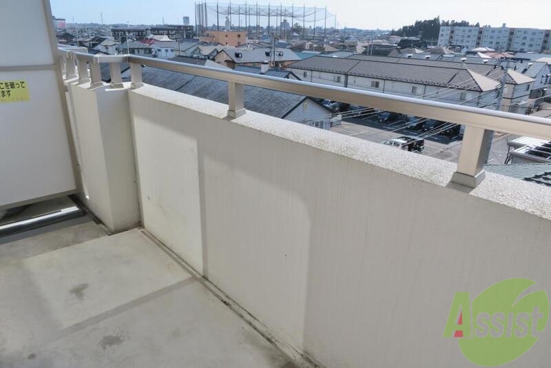 バルコニー　バルコニーは広々としていてお布団もしっかり干せそうです。