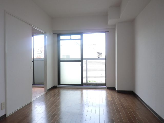 その他　明るいリビングです。