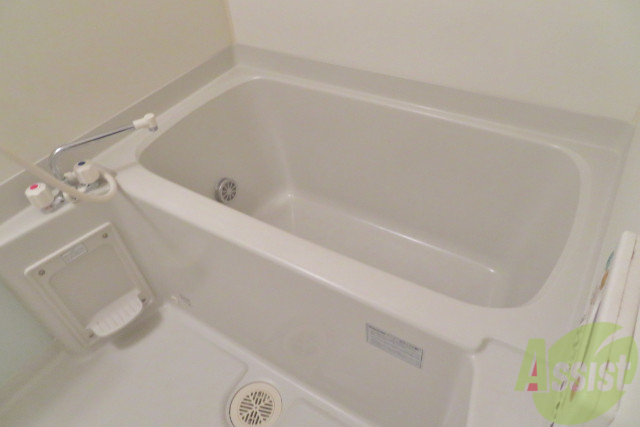 バス・シャワールーム　浴室は追い焚き給湯、浴室感動機付きです。嬉しいですね。