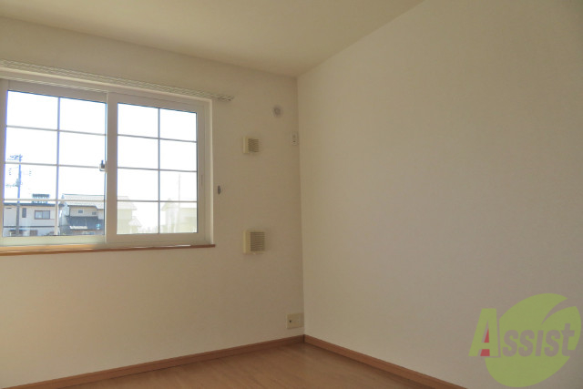 その他部屋・スペース　寝室はリビングと同じく６帖の洋室です。ゆったり出来ますね。