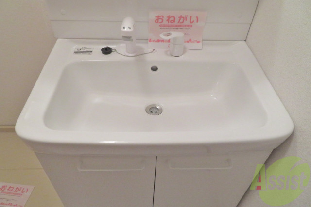 洗面設備　洗面台は独立洗面台です。毎日の身支度が楽しくなりそうですね。