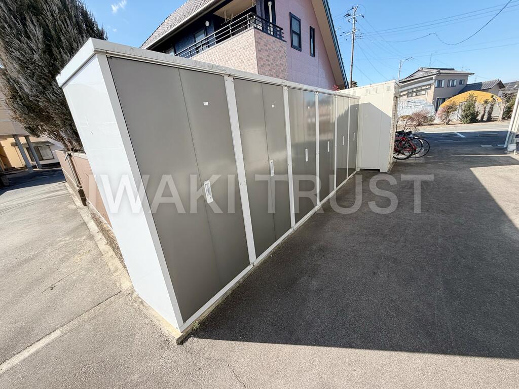 その他共有部分　各部屋専用の屋外物置あり。タイヤ置きにいいですね。