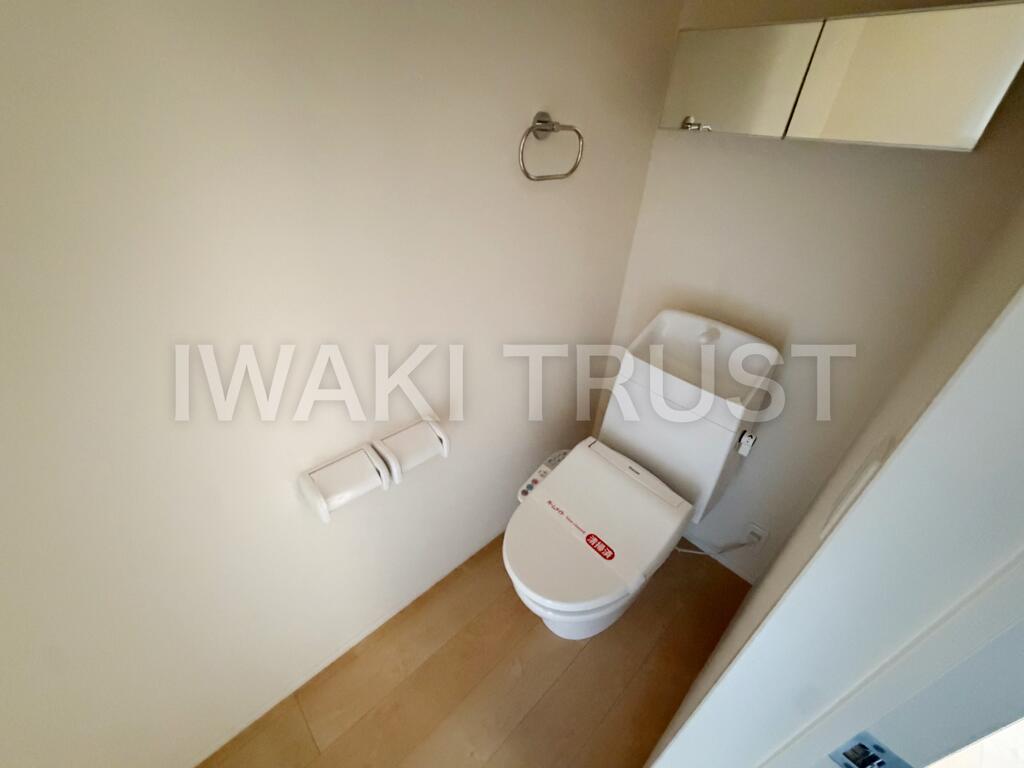 トイレ　トイレはシャワー付き洗浄便座で快適です