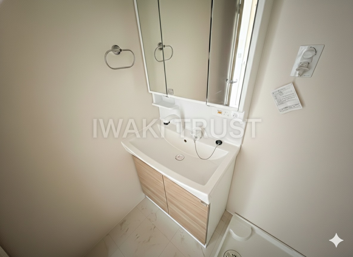 洗面設備　シャワー付き洗面と防水パン付き洗濯機置場あり