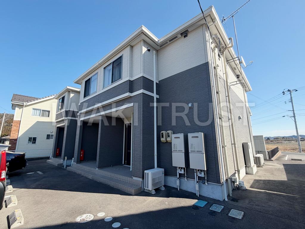 建物外観　全面に建物がなく、日差しがたっぷり入ります！