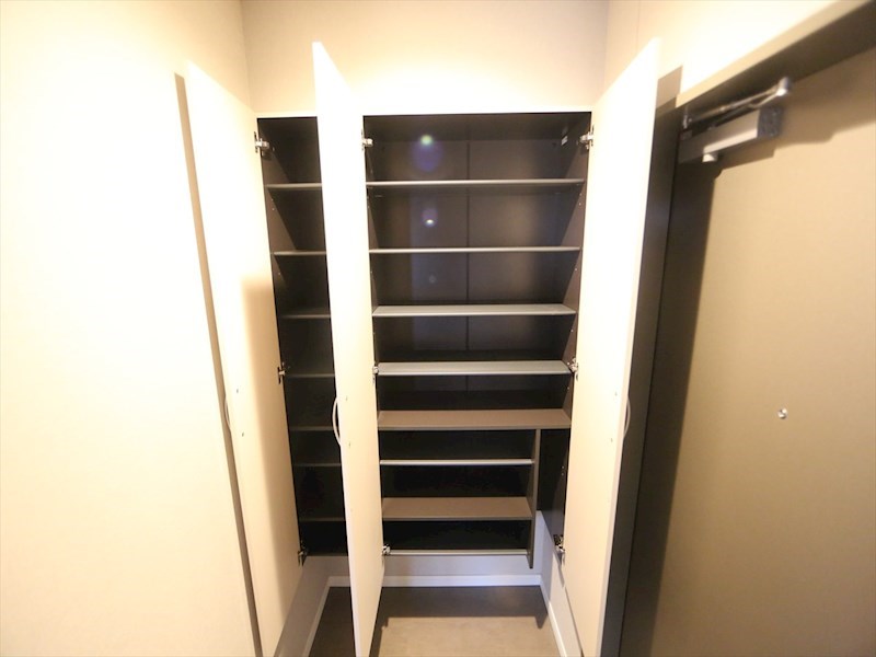 玄関　玄関　シューズボックス付（収納充実してます）