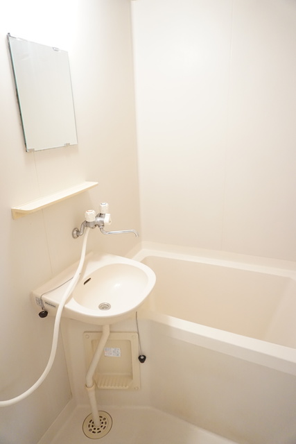 バス・シャワールーム　バストイレ別！湯船につかることで日頃の疲れを癒せます♪