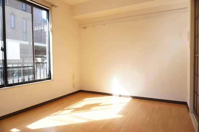 居室・リビング　２面採光なので、明るく風通しのよい過ごしやすいお部屋です♪