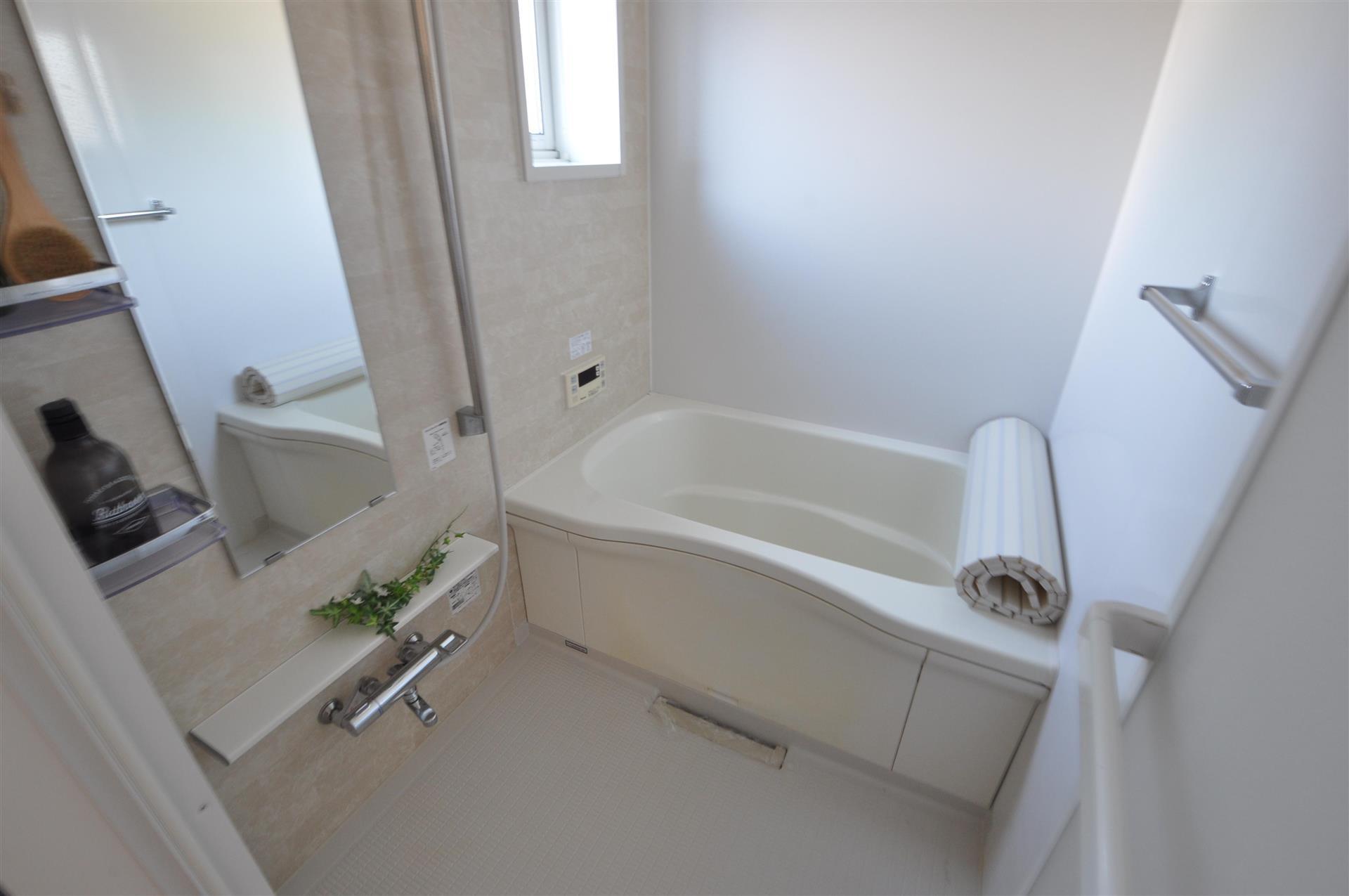 バス・シャワールーム　浴室乾燥機・追い焚き付き！