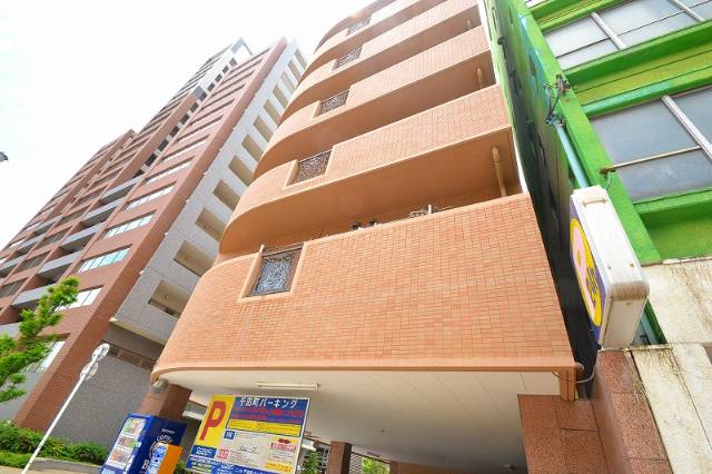 建物外観　角地に建つ綺麗な外観