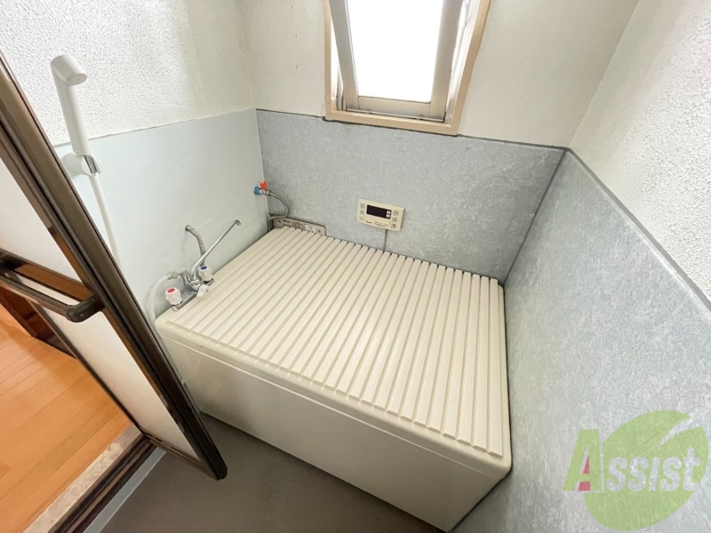 バス・シャワールーム　バスルームは狭すぎず、シャワーも浴びやすそうです。