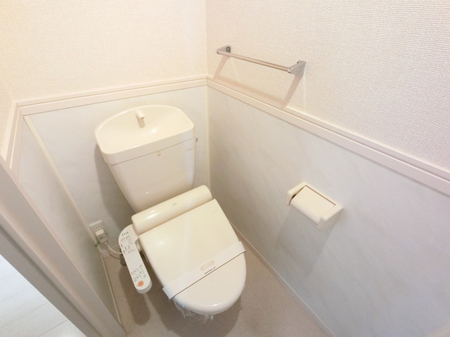 トイレ　温水洗浄便座付きトイレです。