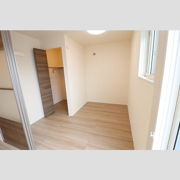 居室・リビング　明るい洋室です