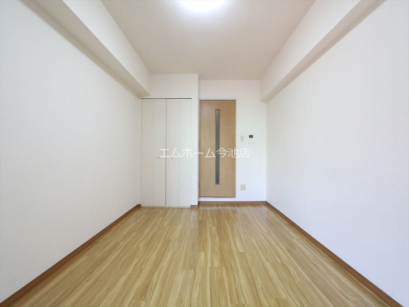 居室・リビング　洋室7.3帖　エアコン付　収納充実しています