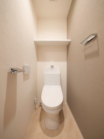 トイレ　明るい色調の室内です