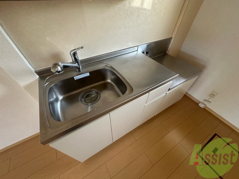 キッチン　２口ガスコンロも問題なく設置でき、収納もあります。