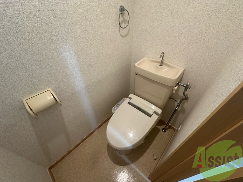 トイレ　温水洗浄便座付きのトイレは、使用しやすくうれしいですね。