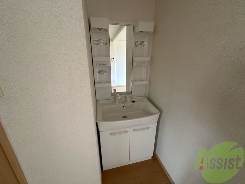 洗面設備　収納スペースがある独立洗面化粧台があるのは便利ですね。