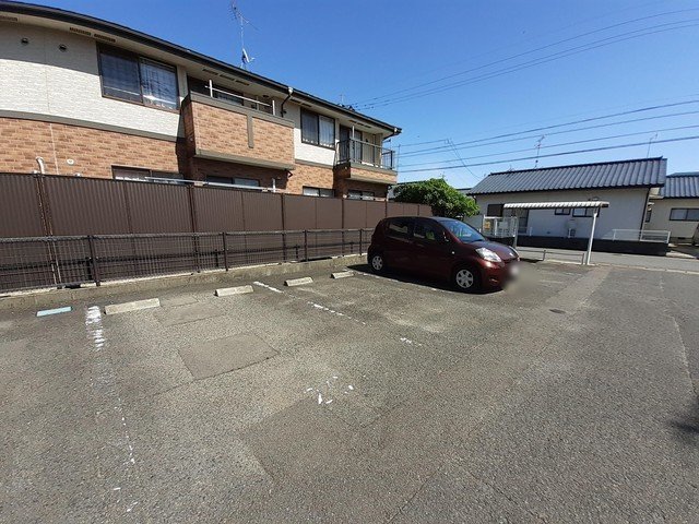 駐車場　車をお持ちの方に嬉しい駐車場付きの物件です