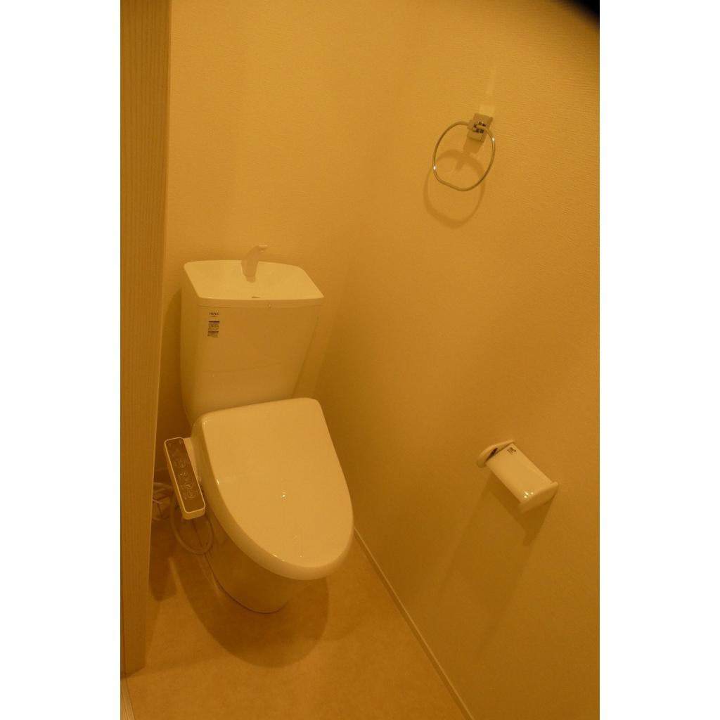 トイレ　落ち着いた色調のトイレです