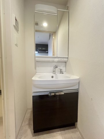 洗面設備　スペースが確保できる洗面所です