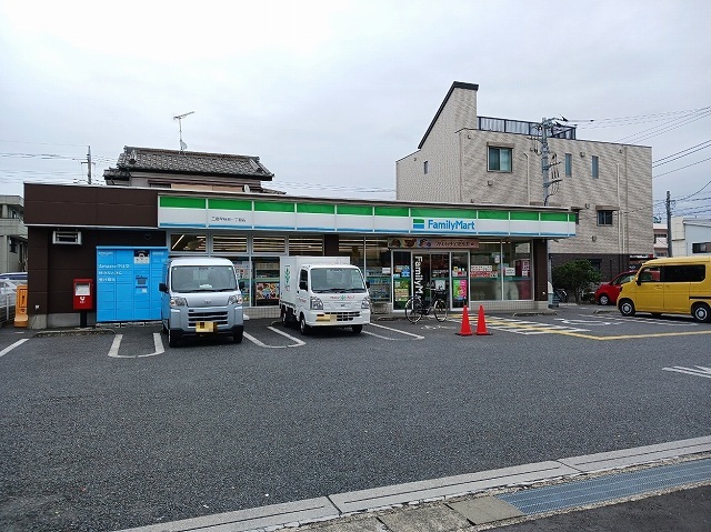 コンビニ　ファミリーマート三郷早稲田一丁（コンビニ）まで800m