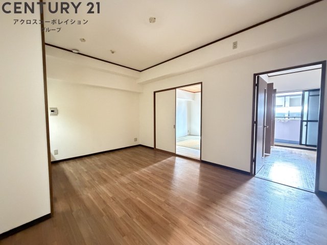 居室・リビング　床色が明るい色合いで、とてもきれいです。