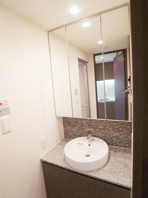 洗面設備　★鏡の大きな洗面化粧台★