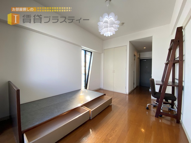 居室・リビング　角部屋のみ採光窓が御座います。※反転タイプ