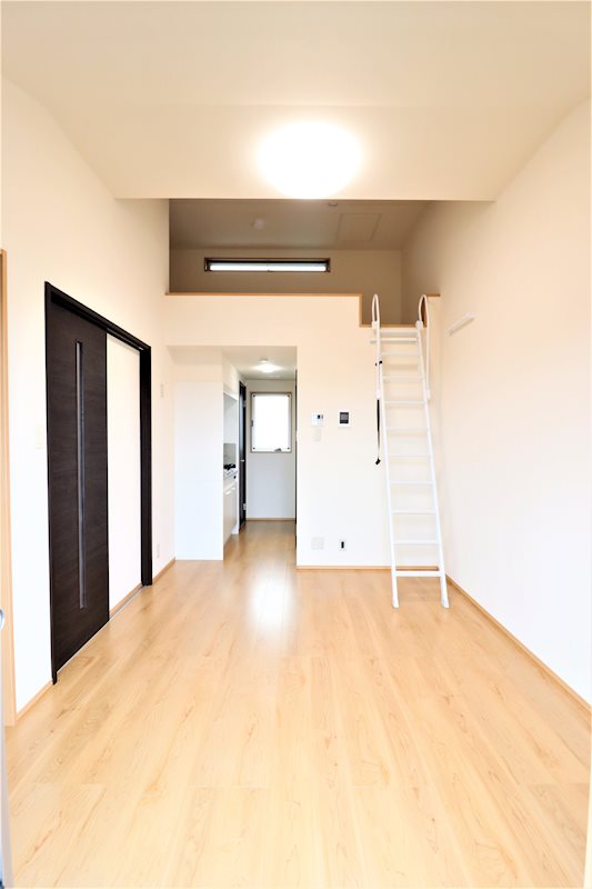 居室・リビング　大きな開口部が特徴的な約6帖の居室です。