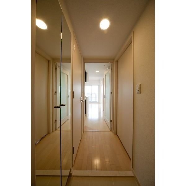 玄関　同物件別部屋写真