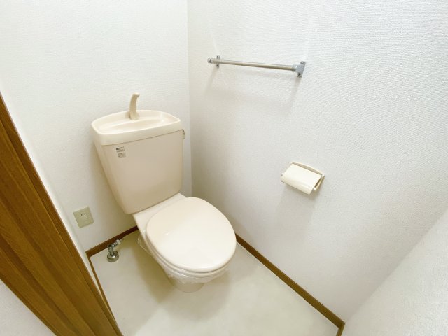 トイレ　別部屋反転間取のお写真になります。参考にご覧くださいませ。