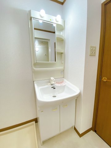 洗面設備　別部屋反転間取のお写真になります。参考にご覧くださいませ。