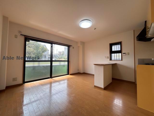 居室・リビング　※同物件別部屋