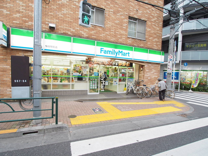 コンビニ　ファミリーマート 桜台駅前店（コンビニ）まで416m