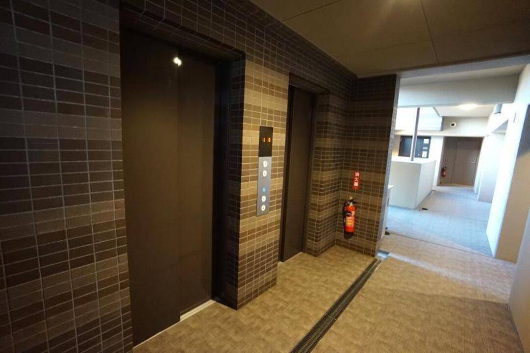 エントランス　エレベーター