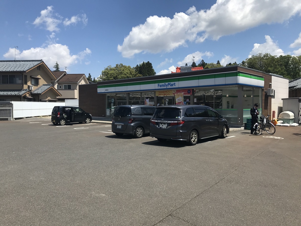 コンビニ　ファミリーマート新津朝日店（コンビニ）まで746m