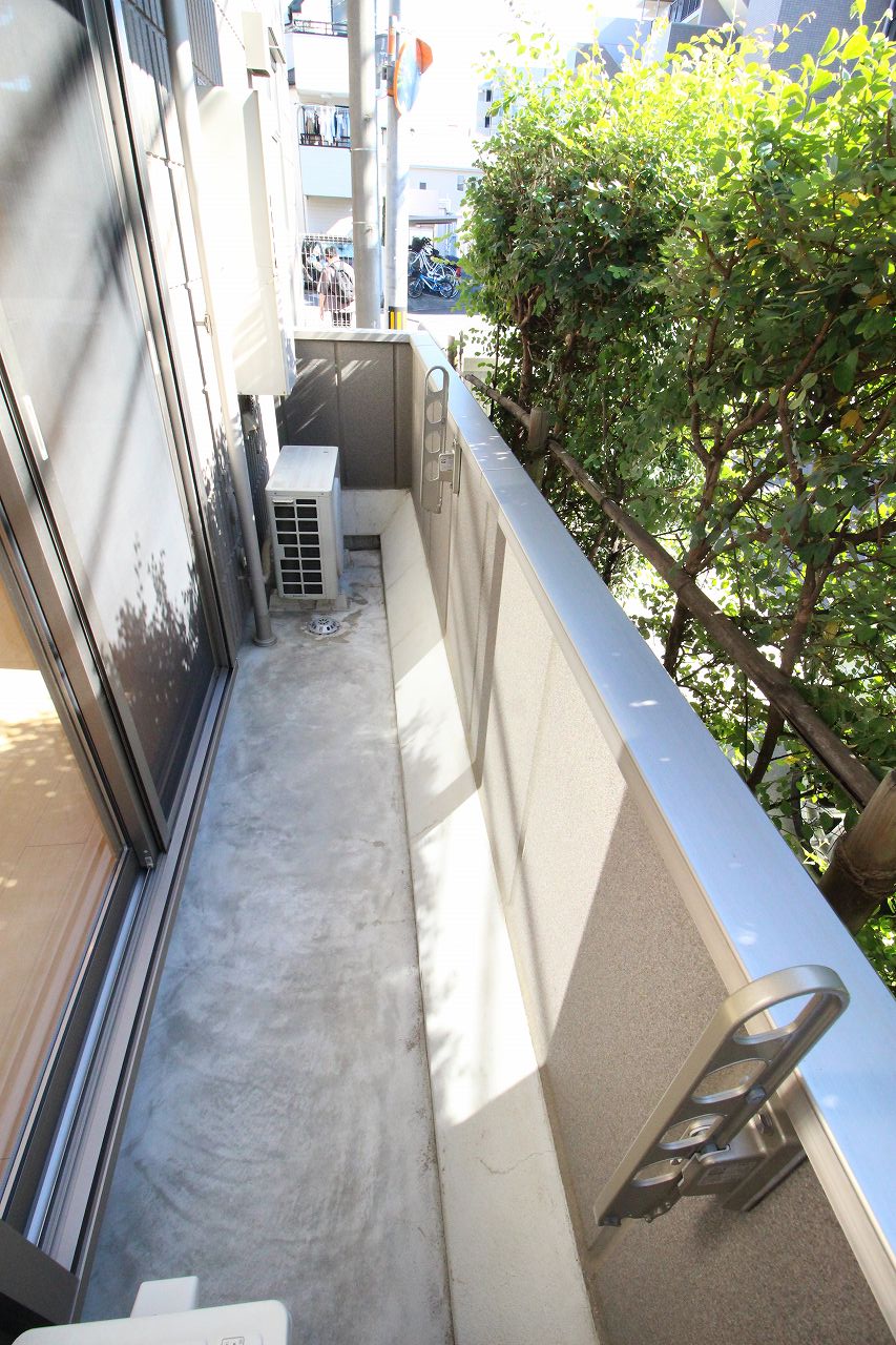 バルコニー　同物件、別のお部屋の写真です。