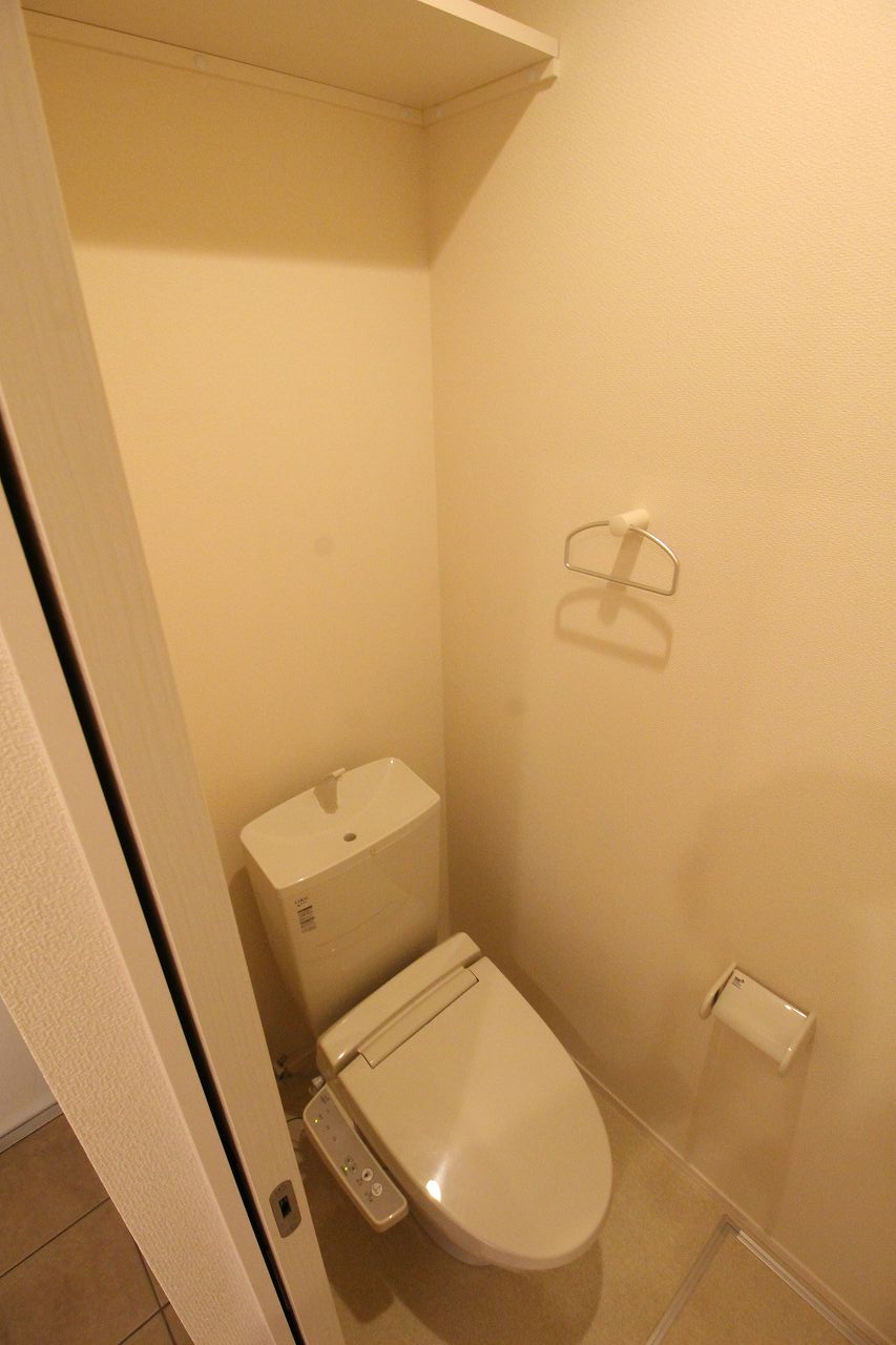 トイレ　同物件、別のお部屋の写真です。