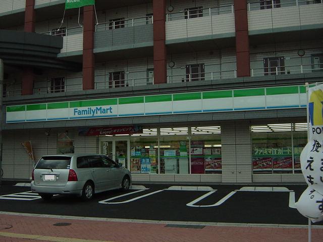 コンビニ　ファミリーマート（コンビニ）まで400m