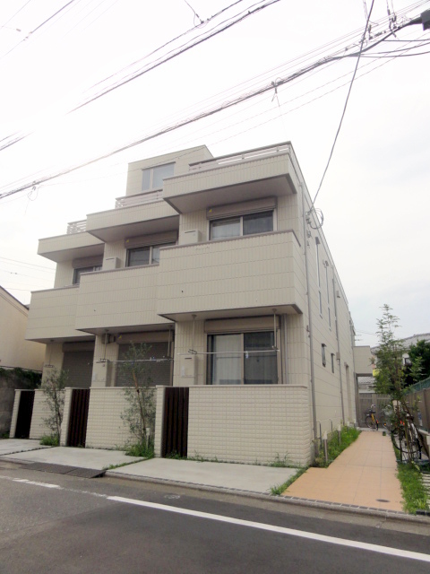 エントランス　植栽とマッチした優雅な美観