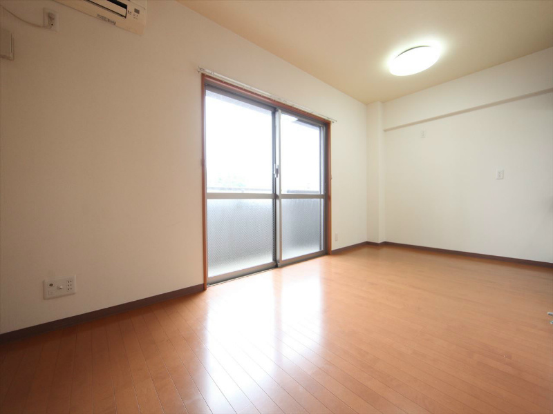 バルコニー　洋室8.3帖　エアコン完備　南面バルコニー