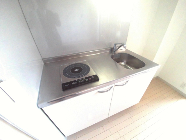 キッチン　IHコンロ付き、調理スペースの広いキッチン